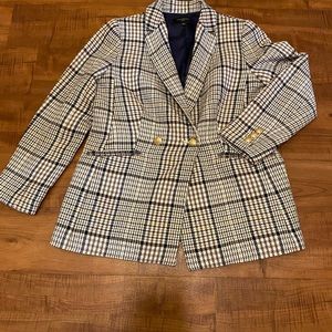 Absolutely lovely women’s blazer. Never worn with no rips or stains.